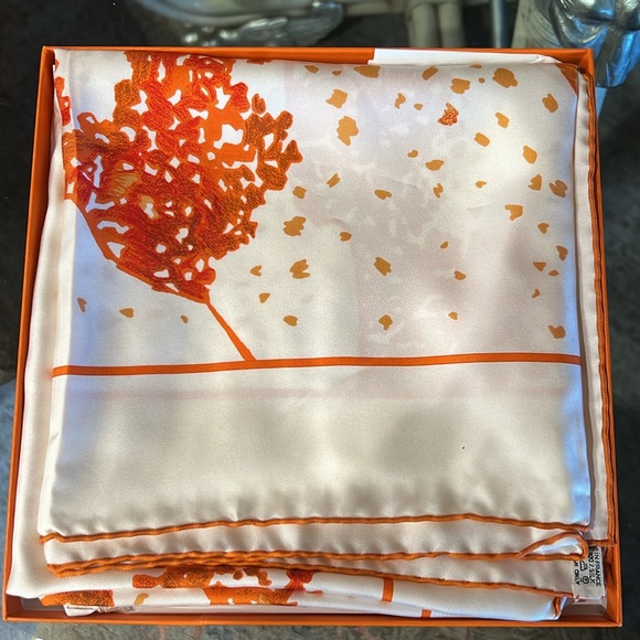 Hermès scarf. Perfect condition. Still in box with original wrap. - Picture 2 of 3